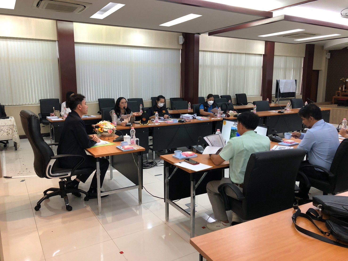 ประชุมสัมภาษณ์ผู้บริหารและเจ้าหน้าที่แขวงทางหลวง เรือง การพัฒนาจุดจอดพักรถและสถานีตรวจสอบน้ำหนักของกรมทางหลวง กระทรวงคมนาคม